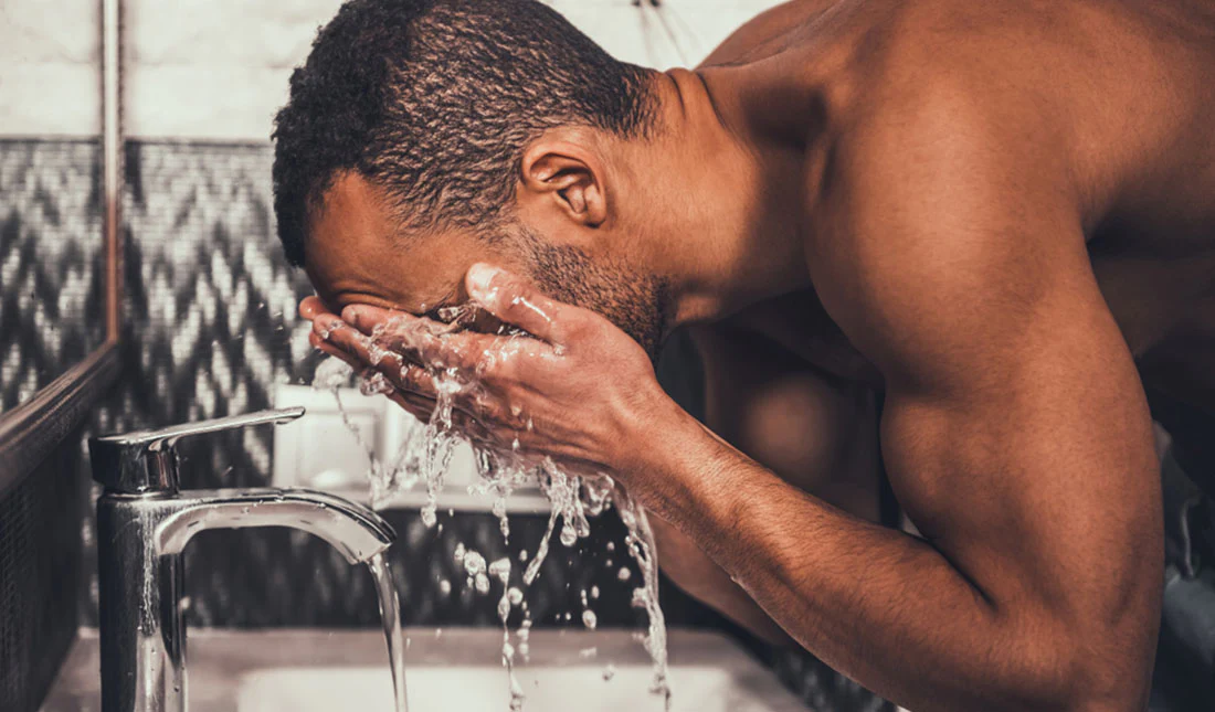 man-washing-face-over-sink_5b71639e-ff10-452b-b396-dad74d7bbeb8