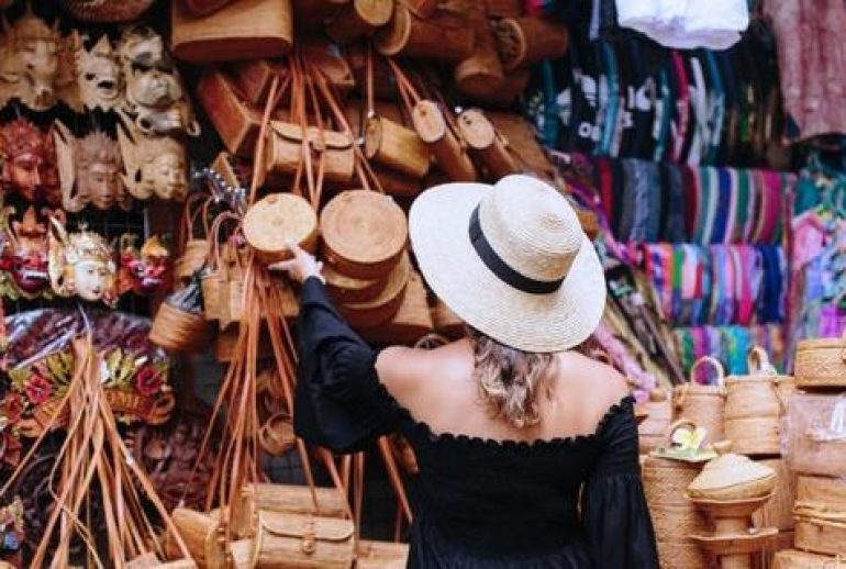 picture showing an admirer in Jakande market